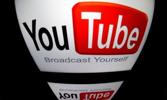 Le logo « YouTube » sur une tablette à Paris, le 4 décembre 2012 (Lionel Bonaventure/AFP/Getty Images)