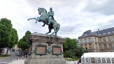 Rouen : un coffre mystérieux découvert sous la statue de Napoléon (vidéo)