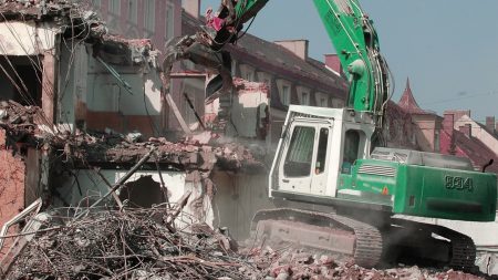 Allemagne : il démolit sa maison à coups de pelleteuse pour déloger son locataire