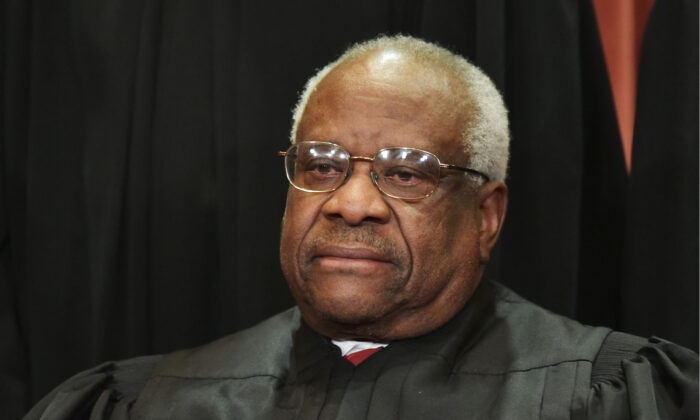 Le juge associé Clarence Thomas pose pour la photo de groupe officielle à la Cour suprême des États-Unis le 30 novembre 2018. (Mandel Ngan/AFP via Getty Images)