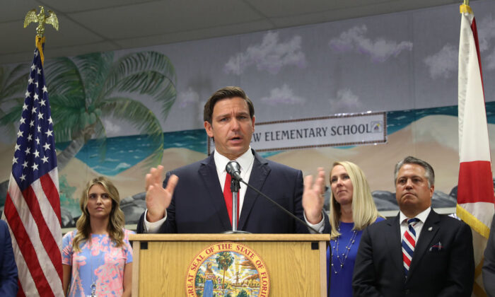 Le gouverneur de Floride, Ron DeSantis, s'exprime lors d'une conférence de presse tenue à l'école primaire Bayview à Fort Lauderdale, Floride, le 7 octobre 2019. (Joe Raedle/Getty Images)