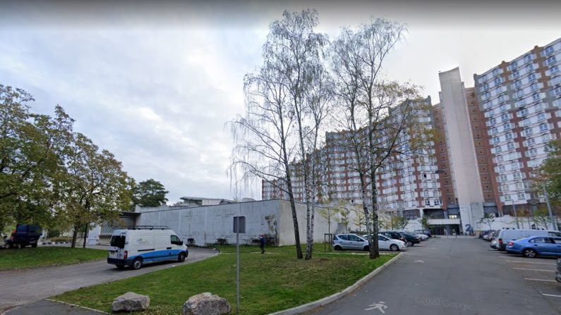 L'école primaire privée Monseigneur Cuminal se trouve au pied des Coursives, un bloc d'immeuble emblématique du quartier Étouvie à Amiens. (Capture d'écran/Google Maps)