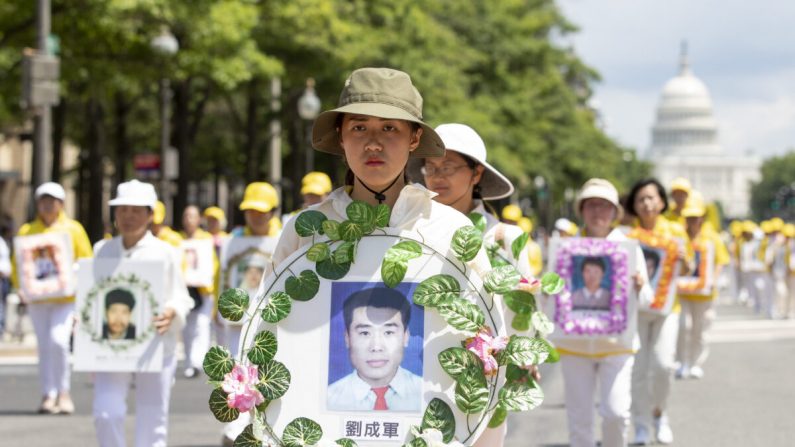 Des pratiquants de Falun Gong participent à un défilé commémorant le 20e anniversaire de la persécution du Falun Gong en Chine, à Washington le 18 juillet 2019. (Samira Bouaou/The Epoch Times)
