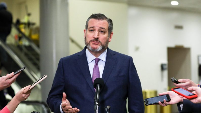 Le sénateur Ted Cruz (R-Texas) s'adresse aux médias lors d'une pause dans la procédure de mise en accusation, dans le métro du Sénat au Capitole à Washington, le 28 janvier 2020. (Charlotte Cuthbertson/The Epoch Times)
