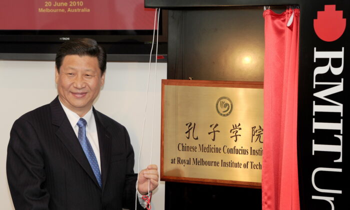 Le vice-président chinois Xi Jinping dévoile une enseigne lors de l'inauguration du premier Institut Confucius de médecine chinoise d'Australie à l'Université RMIT de Melbourne, le 20 juin 2010. (WILLIAM WEST/AFP via Getty Images)