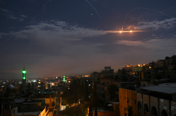 -Des frappes israéliennes visant des dépôts d'armes près de Damas. Photo STR / AFP via Getty Images.