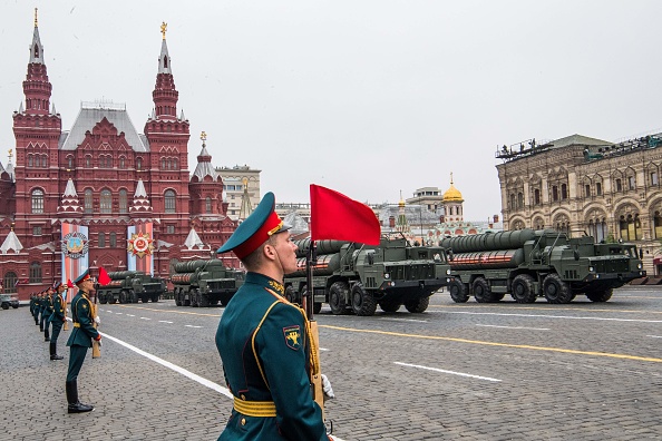 -Les systèmes de missiles anti-aériens russes S-400 roulent sur la Place Rouge lors du défilé militaire, Moscou le 9 mai 2019. Photo de Mladen Antonov / AFP via Getty Images.