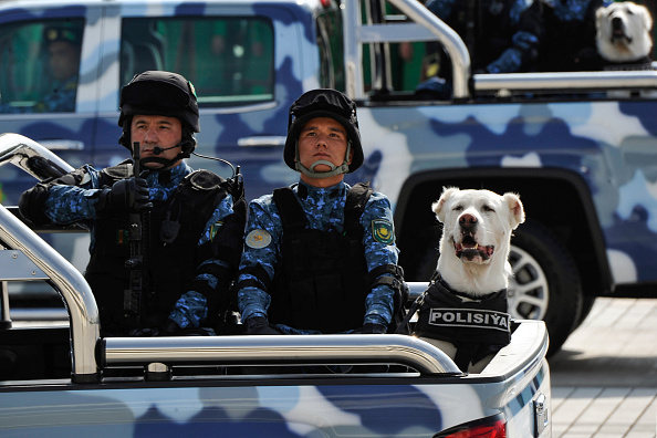-Des chiens de berger avec la police, dans des camions lors d'un défilé militaire le 27 septembre 2019, au Turkménistan. Photo par Igor Sasin / AFP via Getty Images.