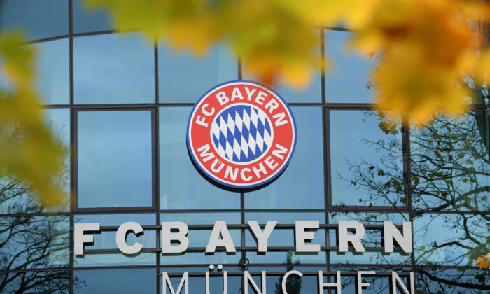 Le logo du FC Bayern Muenchen au terrain d'entraînement de la Saebener Strasse à Munich, Allemagne, le 3 novembre 2019. (Sebastian Widmann/Bongarts/Getty Images)