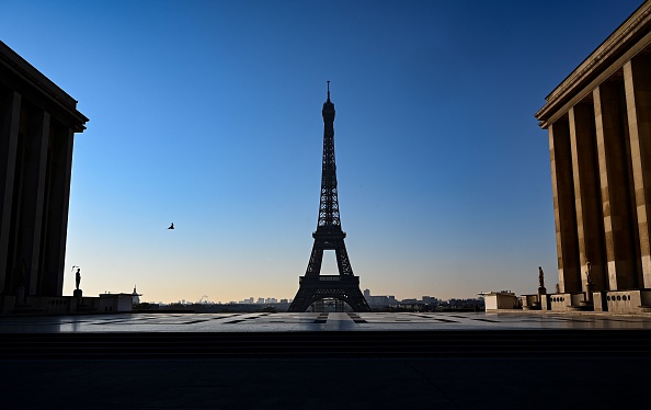 La tour Eiffel pendant le confinement d'avril 2020. (BERTRAND GUAY/AFP via Getty Images)