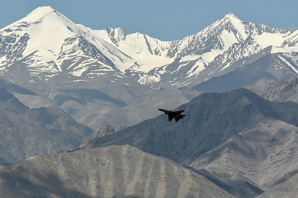 -Un avion de l'armée de l'air indienne est vu dans les montagnes entourant Leh, la capitale commune du territoire de l'Union du Ladakh, le 27 juin 2020. Photo de Tauseef Mustafa / AFP via Getty Images.