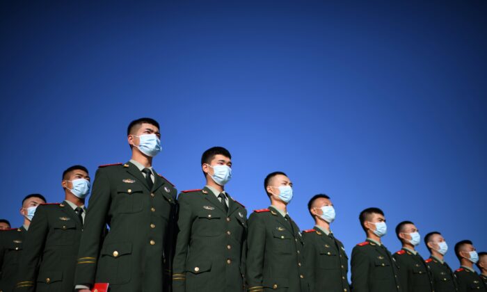 Des policiers paramilitaires chinois alignés sur la place Tiananmen à Pékin, le 23 octobre 2020 (NOEL CELIS/AFP via Getty Images)