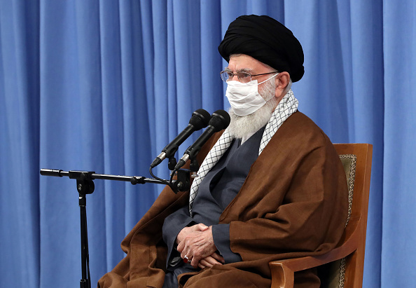 -L’ayatollah Ali Khamenei indique que selon la fatwa du guide suprême les armes nucléaires seraient interdites. Photo par - / Khamenei Ir / AFP via Getty Images.