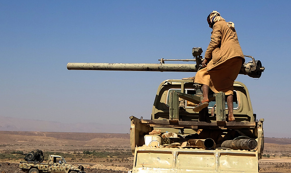 -Les forces fidèles au gouvernement yéménite soutenu par l'Arabie saoudite s'affrontent avec des combattants rebelles houthis dans la région de Marib. Photo par - / AFP via Getty Images.