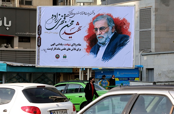 -Un panneau d'affichage en l'honneur du scientifique nucléaire assassiné Mohsen Fakhrizadeh dans la capitale iranienne Téhéran, le 30 novembre 2020. Photo par Atta Kenare / AFP via Getty Images.