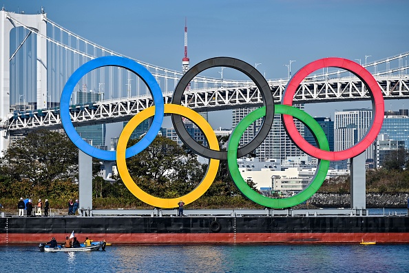 Les anneaux olympiques sont réinstallés au bord de l'eau à Tokyo le 1er décembre 2020. Photo de Charly Triballeau / AFP via Getty Images.