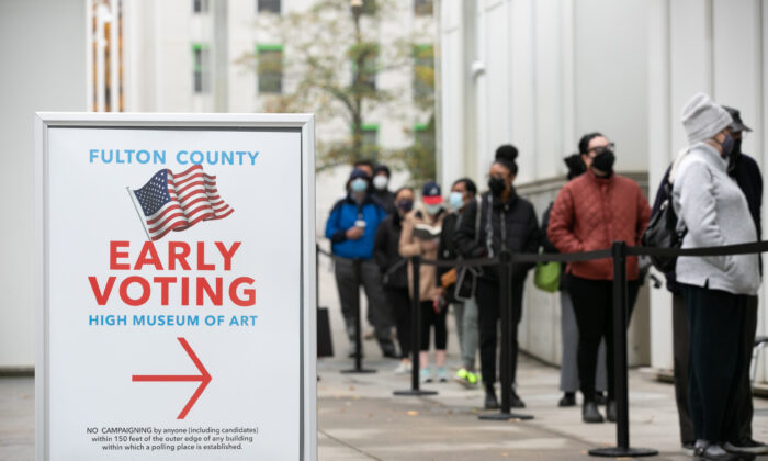 Des électeurs font la queue le premier jour de vote anticipé devant le bureau de vote du High Museum à Atlanta, Géorgie, le 14 décembre 2020. (Jessica McGowan/Getty Images)