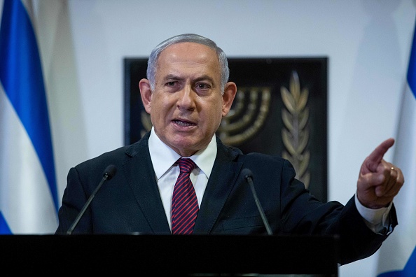 -Le Premier ministre israélien Benjamin Netanyahu demande que l’on donne le droit aux démocraties de se défendre contre le terrorisme.  Photo par Yonathan Sindel / POOL / AFP via Getty Images.