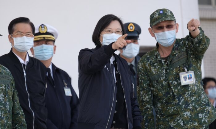La présidente taïwanaise Tsai Ing-wen lors de l'inspection des troupes à Tainan, dans le sud de Taïwan, le 15 janvier 2021. (Sam Yeh/AFP via Getty Images)