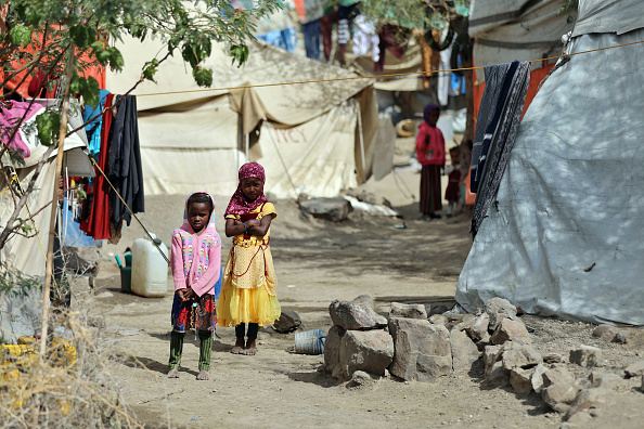 -Des Yéménites déplacés sont dans un camp de fortune pour les personnes qui ont fui les combats entre les rebelles houthis et les forces gouvernementales, le 18 janvier 2021. Photo Ahmad Al-Basha / AFP via Getty Images.