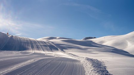 Savoie : les gendarmes secourent un conducteur voulant faire du ski avec sa voiture, il est testé positif aux stupéfiants
