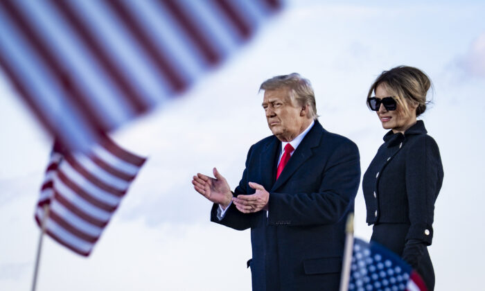 Donald Trump, accompagné par la première dame Melania Trump, après s'être adressé à ses partisans pour la dernière fois en tant que président américain à la base Andrews, Maryland, le 20 janvier 2021. (Pete Marovich/Pool/Getty Images)