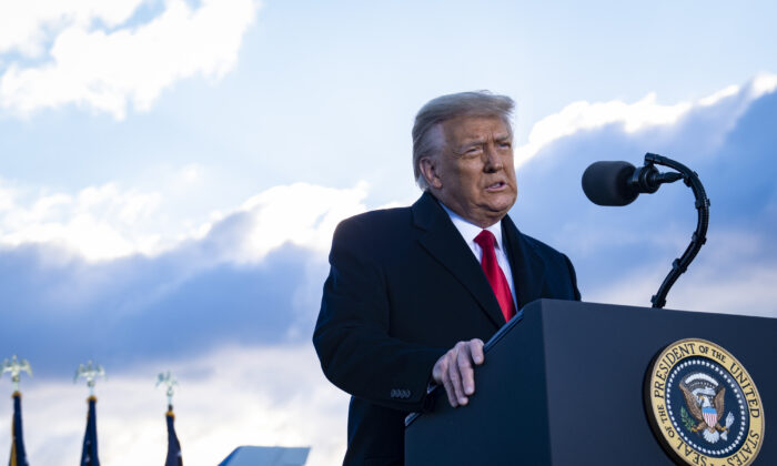 Donald Trump s'adresse à ses partisans pour la dernière fois en tant que président américain à Andrews Air Force Base dans le Maryland, le 20 janvier 2021. (Pete Marovich/Pool/Getty Images)