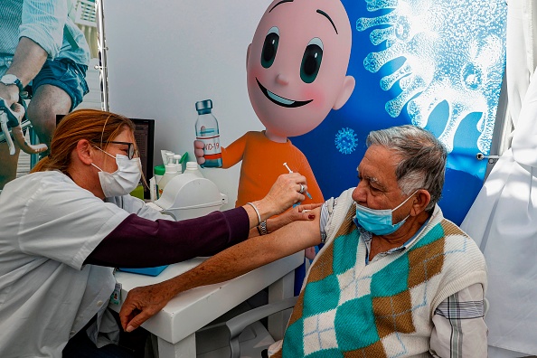-Un agent de santé administre une dose du vaccin contre le coronavirus Pfizer-BioNtech aux services de santé, Tel Aviv le 23 janvier 2021. Photo par Jack Guez / AFP via Getty Images.