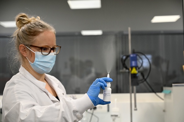 Le laboratoire de la société Pharma and Beauty a mis au point un spray nasal à base d'eau ionisée qui 
assure l'inactivation du virus Sars-CoV-2 à plus de 99%". (Photo : NICOLAS TUCAT/AFP via Getty Images)