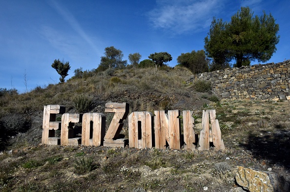 Une photo prise le 26 janvier 2021 montre un panneau au parc zoologique EcoZonia à Cases de Pene, dans le sud-ouest de la France. - Deux loups se sont échappés du parc EcoZonia.   (RAYMOND ROIG/AFP via Getty Images)