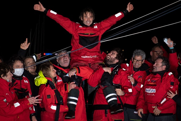 -Le skipper français Yannick Bestaven, est porté en triomphe par les membres de son équipe après avoir franchi la ligne d'arrivée aux Sables d’Olonne, le 28 janvier 2021. Photo par Loïc Venance / POOL / AFP via Getty Images.