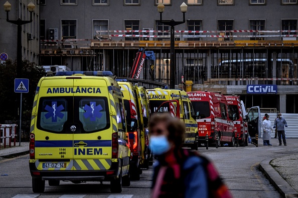 -Des dizaines d'ambulances attendent devant les services d'urgence Covid-19 de l'hôpital Santa Maria de Lisbonne le 28 janvier 2021. Photo par Patricia De Melo Moreira / AFP via Getty Images