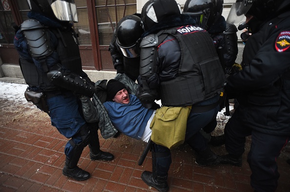 -La police arrête un homme lors d'un rassemblement de soutien au chef de l'opposition emprisonné Alexeï Navalny à Saint-Pétersbourg le 31 janvier 2021. Photo d'Olga Maltseva / AFP via Getty Images.