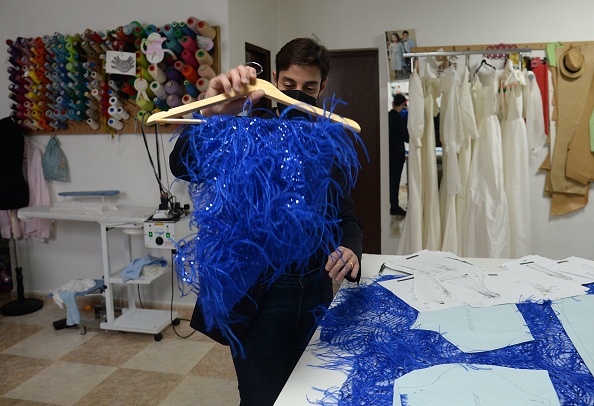 -Le créateur de mode espagnol Nicolas Montenegro travaille dans son atelier de La Lantejuela, près de Séville, le 27 janvier 2021. Photo Cristina Quicler / AFP via Getty Images.