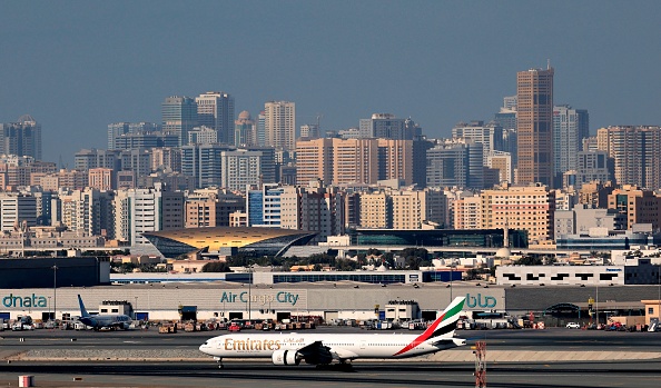 Une photo montre un avion d'Emirates Airlines à l'aéroport international de Dubaï le 1er février 2021. (Photo : KARIM SAHIB/AFP via Getty Images)