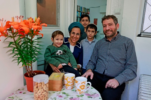 -Naama et son mari Amiel, à leur domicile à Jérusalem, un endroit où ils permettent aux juifs ultra-orthodoxes d'utiliser une partie pour se fréquenter pendant le verrouillage du coronavirus. Photo de Menahem Kahana / AFP via Getty Images.