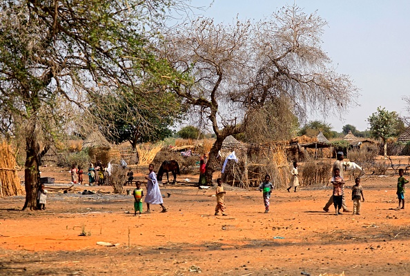 Des enfants soudanais jouent dans le village au sud de la ville de Nyala, la capitale du Darfour Sud, le 2 février 2021. Photo par Ashraf Shazly / AFP via Getty Images.