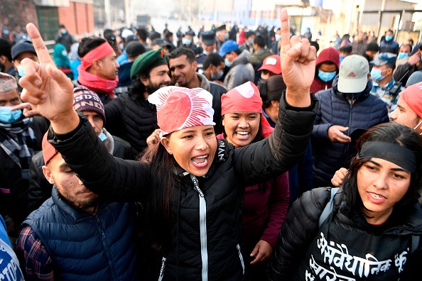 -Des manifestants du Parti communiste népalais marchent lors d'une grève générale contre la dissolution du parlement du pays, à Katmandou le 4 février 2021. Photo de Prakash Mathema / AFP via Getty Images.