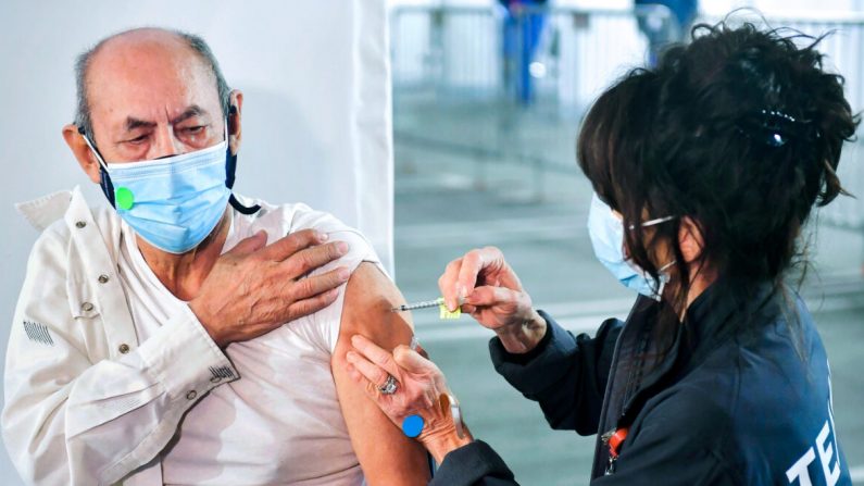 Un homme reçoit un vaccin COVID-19 à l'Université d'État polytechnique de Californie à Pomona, Californie, le 5 février 2021. (Frederic J. Brown/AFP via Getty Images)
