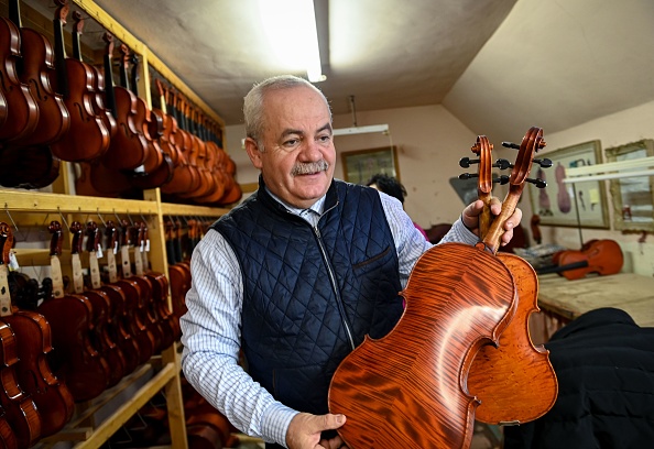 -Vasile Gliga, le propriétaire de l'usine d'instruments de musique "Gliga" à Reghin, le 22 janvier 2021. Photo par Daniel Mihailescu / AFP via Getty Images.
