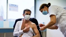 Covid-19 : Olivier Véran a reçu une première injection du vaccin Astra Zeneca