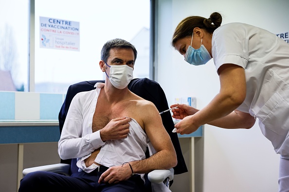 Le ministre de la Santé Olivier Véran a reçu une première dose de vaccin Astra Zeneca. (Photo : THOMAS SAMSON/POOL/AFP via Getty Images)