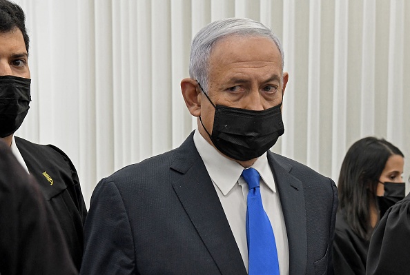 -Le Premier ministre israélien Benjamin Netanyahu assiste à une audience dans son procès, Jérusalem, le 8 février 2021. Photo par Reuven Castro / POOL / AFP via Getty Images.