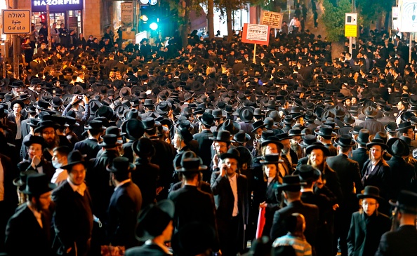 -Les juifs ultra-orthodoxes se rassemblent pour protester contre les restrictions imposées par le gouvernement israélien pour enrayer les cas de Covid-19, à Jérusalem, le 9 février 2021. Photo Ahmad Gharabli / AFP via Getty Images.