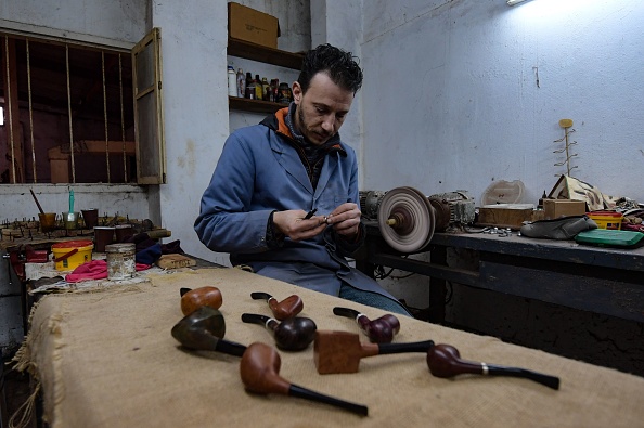 -Anis Bouchnak travaille sur une pipe en bois de bruyère dans son atelier de Tabarka, ville côtière du nord-ouest de la Tunisie, le 28 janvier 2021. Photo par Fethi Belaid / AFP via Getty Images.