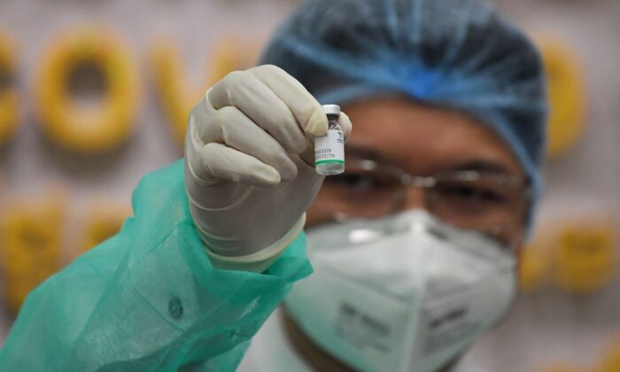 Un soignant montre le vaccin Sinopharm de Chine lors de la première journée de vaccination contre le Covid-19 à l'hôpital Calmette de Phnom Penh, Cambodge, le 10 février 2021. (TANG CHHIN SOTHY/AFP via Getty Images)