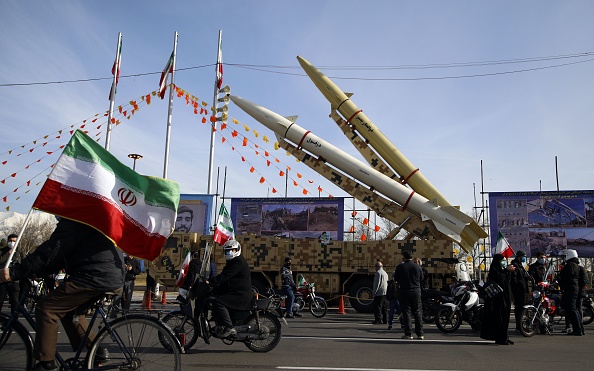 -Les Iraniens participent à une cérémonie marquant le 42e anniversaire de la révolution islamique de 1979, à Téhéran, le 10 février 2021. Photo STR / AFP via Getty Images.