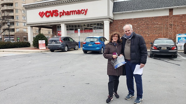 -Elizabeth, 67 ans, et Ted Pochter, 76 ans, ont reçu leur premier vaccin dans une pharmacie à Bethesda, Maryland, le 12 février 2021. Photo Issam Ahmed/AFP via Getty Images.