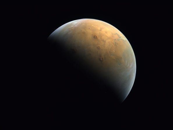 Image fournie le 14 février 2021 par l'Agence spatiale des Émirats arabes prise à une altitude de 24700 km au-dessus de la surface martienne. Photo par - / Agence spatiale des Émirats arabes unis / AFP via Getty Images.