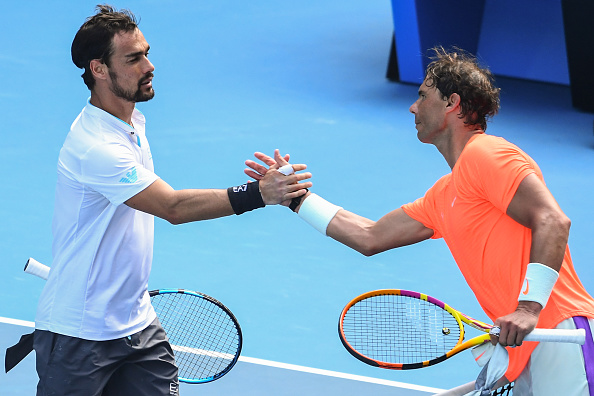 -L'Espagnol Rafael Nadal serre la main de l'Italien Fabio Fognini après sa victoire lors de la huitième journée du tournoi de tennis de l'Open d'Australie à Melbourne le 15 février Images.